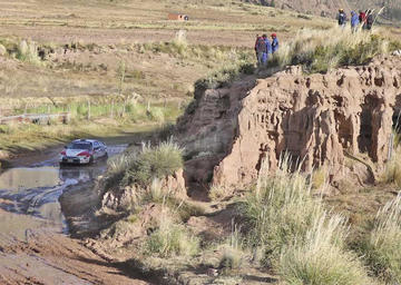 La gente se subió a las montañas para ver el paso de los pilotos.