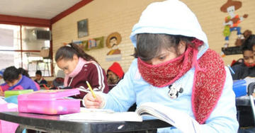 Los estudiantes deben ir a las escuelas bien abrigados.