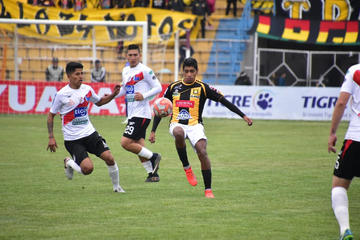 Raúl Castro, de The Strongest, controla el balón ante la marca de Luis Pavia, de Nacional.