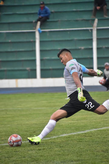 El portero Javier Rojas, de Nacional, remata el balón.