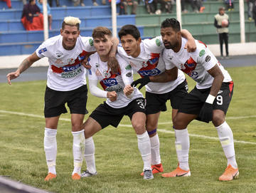 Los jugadores de Nacional Potosí celebran el gol de Bruno Pascua.