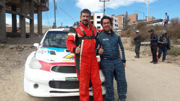 El copiloto Hernán Vargas y Rodrigo Careaga festejan su victoria.