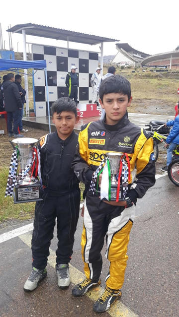 Israel y Joaquín Sandoval tras ganar la carrera.