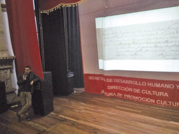Oscar Díaz ayer, mientras presentaba los documentos.
