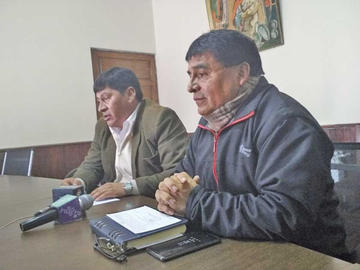 El gobernador Juan Carlos Cejas, junto al director distrital, Félix Jara, que estaba con baja médica.