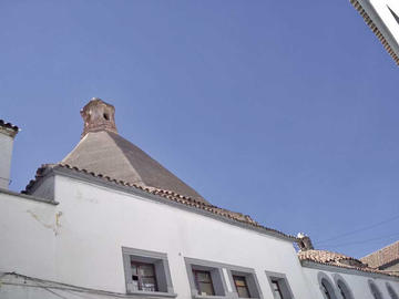 La chimenea de la hornaza mayor logró subsistir pese a los cambios.