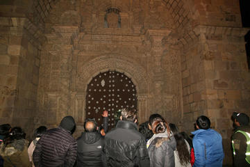 Los visitantes ingresan al templo de San Lorenzo de los Carangas.