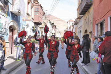 La promoción con el baile de los caporales.