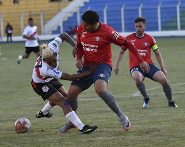 Edward Zenteno (d) frena a su rival.