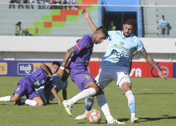 El defensor Carlos Tordoya, de Real, controla el balón.