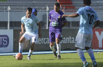 6 Daniel Camacho, de Aurora, pasa la pelota.