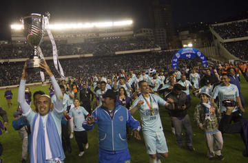 Marcos Riquelme levanta el trofeo de campeón.