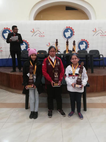 Gloria Yepez, Milka Beltrán y Nathalia Bustillos portan sus premios.