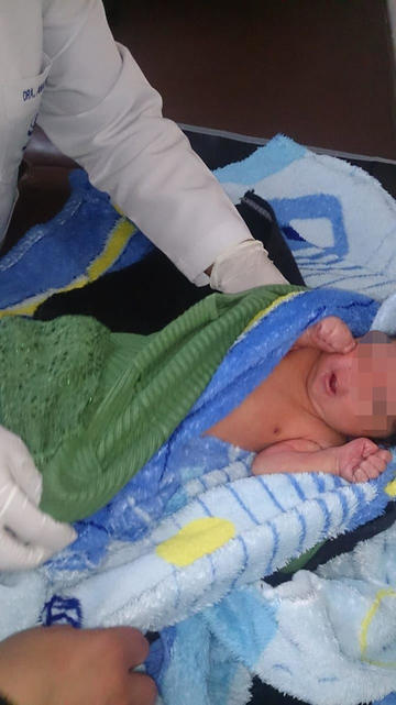 El niño recibe atención médica.