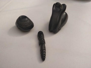 Tres de las piezas encontradas por Hugo Boero Rojo.