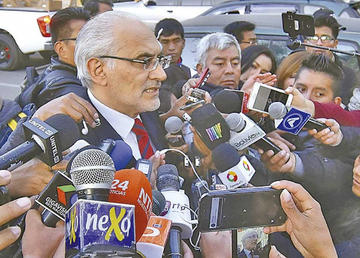 El expresidente Carlos Mesa ante diferentes medios de comunicación.