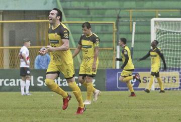 Ricardo Duarte festeja el gol convertido por su compañero Víctor Abrego.