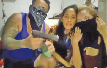 Captura de vídeo de un hombre preso amenazando a dos mujeres.