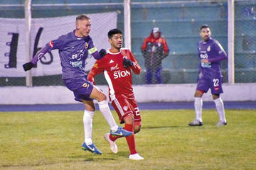 Maximiliano Gomes saca un remate ante la presión de un rival.