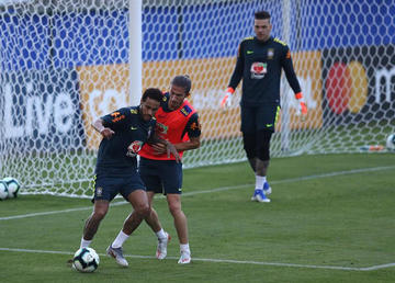 Neymar muestra ganas en su primer entrenamiento