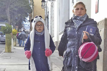 Recomiendan a los estudiantes mantener el uso de la ropa abrigada.