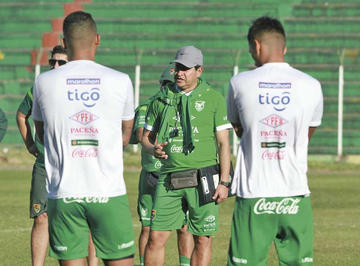 El estratega del combinado nacional (c) conversa con los jugadores.