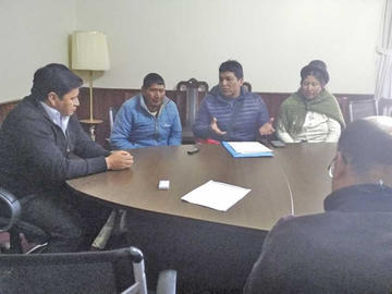 Reunión del gobernador con autoridades originarias de Alota.