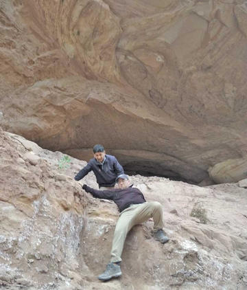 El arqueólogo Capriles desciende de la cueva de Chullpa Pata.