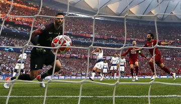El delantero Liverpool, Mohamed Salah (d), anotó el primer gol del partido mediante tiro penal.