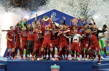 Los jugadores de Liverpool celebran el título.