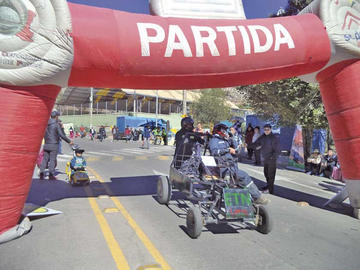 Hubo competencias de coches sin motor en la avenida Tinku.