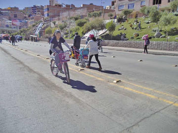 Varios niños aprovecharon el día para manejar bicicleta.