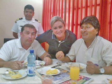 El gobernador de Beni, Alex Ferrier (izq), Mayerling Castedo (centro) y el presidente Evo Morales (der).