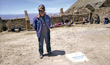 Timoteo Mamani posa junto a la "tumba del diablo", en Aullagas.