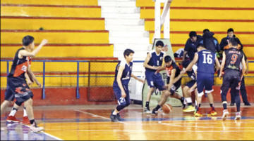 Los jugadores de los quintetos de la banda roja y Calero pugnan por el balón.