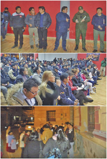 Arriba, el alcalde. Centro, los asistentes, Abajo, los que no entraron.