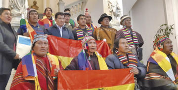 Pobladores de la nueva unidad territorial junto al presidente de la Cámara de Diputados, Víctor Borda.
