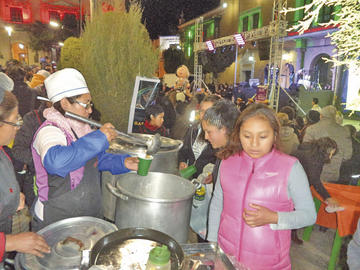 Sirvieron api y mazamorras calientes.