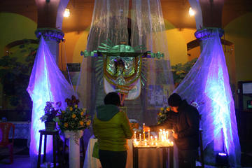 Los devotos al Señor de Manquiri pusieron velas anoche, en la Alcaldía.