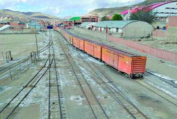 La estación de trenes se usa para cargar minerales en los contenedores que van a Chile.