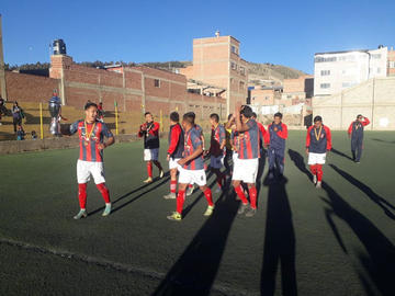 Los jugadores de San Lorenzo dan la vuelta olímpica.