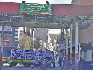 Un punto de bloqueo está en el puente internacional.
