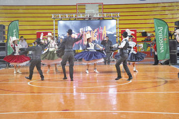 El ballet Cima de Plata bailó la cueca potosina.