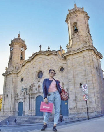 Con la catedral al fondo.