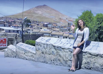 Cinthia en uno de los videos de su cuenta de Youtube.
