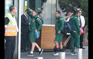 Fernando Saucedo y Leonel Justiniano al momento de ingresar al hotel.