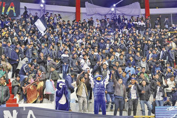 Los hinchas del bicampeón nacional festejan la victoria.