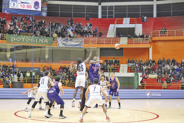 Jonathan Catthey Macklin y Terrance Chistopher disputan el balón.
