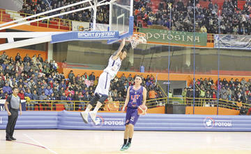 Ramiro Montes clava el balón ante la sorpresa de su rival.