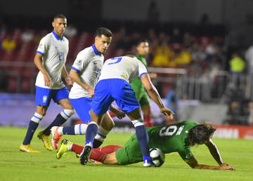 Marcelo Martins es derribado por sus rivales.